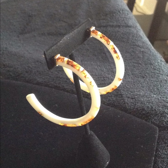 Vintage white Lucite & faux amber inlay hoops - Picture 2 of 7